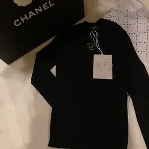 Chanel 22k black pullover with tweed logo